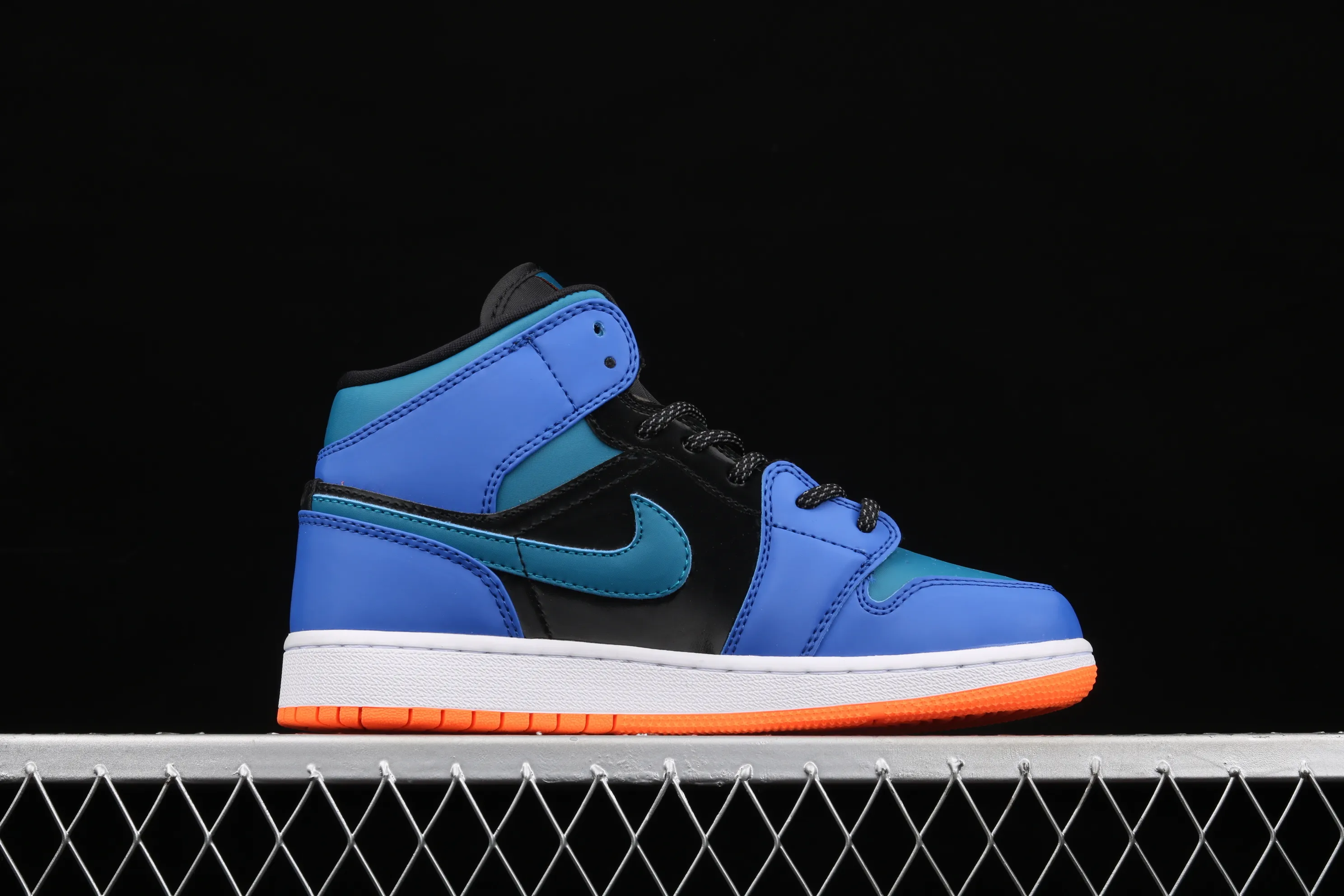All categories Air Jordan Jordan series basketball shoes Air Jordan 1 Mid Air Jordan 1 Mid AJ1 Joe 1 patent leather black blue orange Zhongbang basketball shoes 554725-440